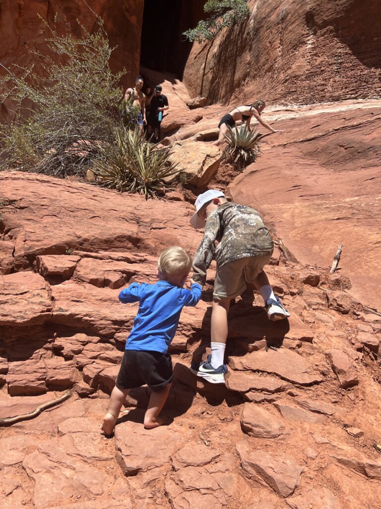 Sedona Arizona Subway cave trail met kinderen. Hike met kinderen